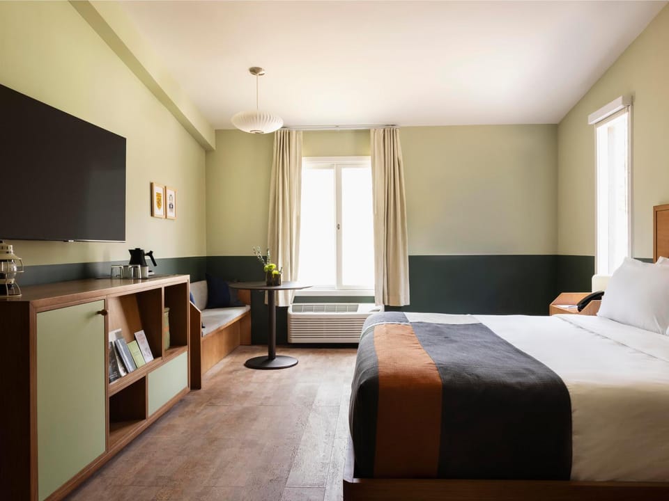 Bed, TV and multimedia, Photo of the whole room, Seating area, Bedroom