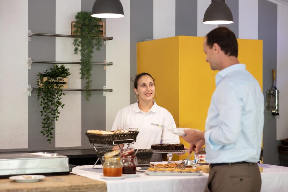 Staff, Buffet breakfast