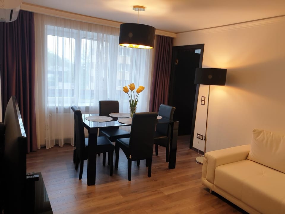 TV and multimedia, Living room, Seating area, Dining area