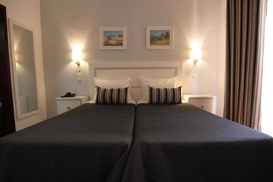 Restaurant/places to eat, Bed, Decorative detail, Swimming pool, Breakfast