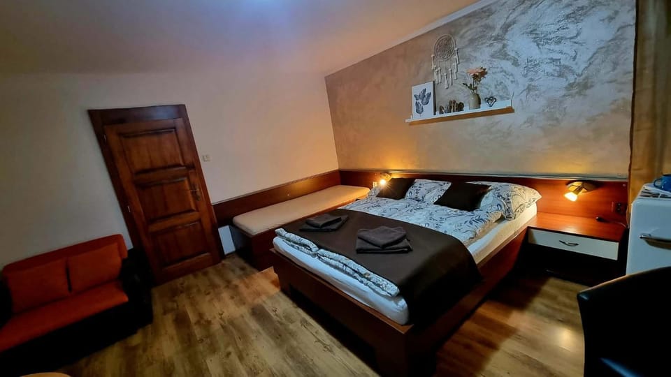 Photo of the whole room, Bedroom, towels