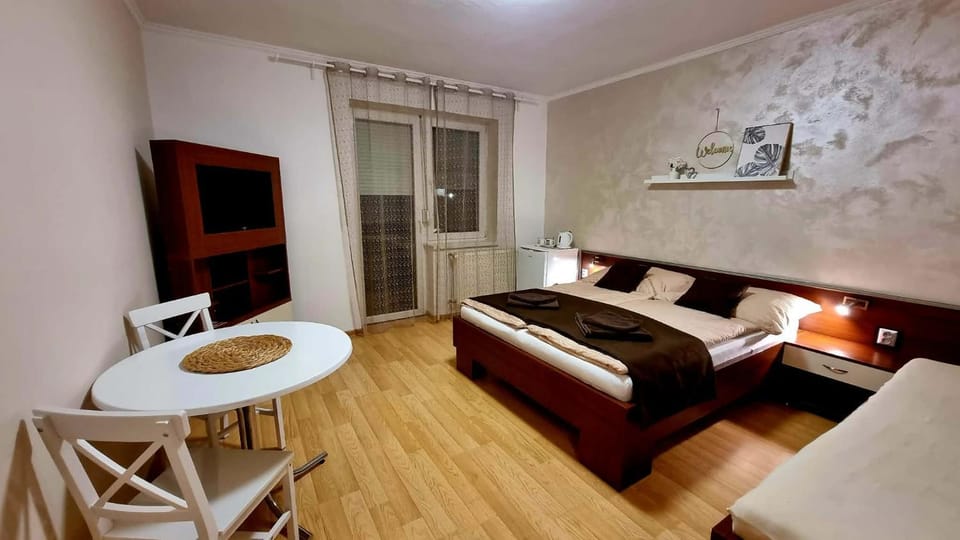 TV and multimedia, Photo of the whole room, Bedroom