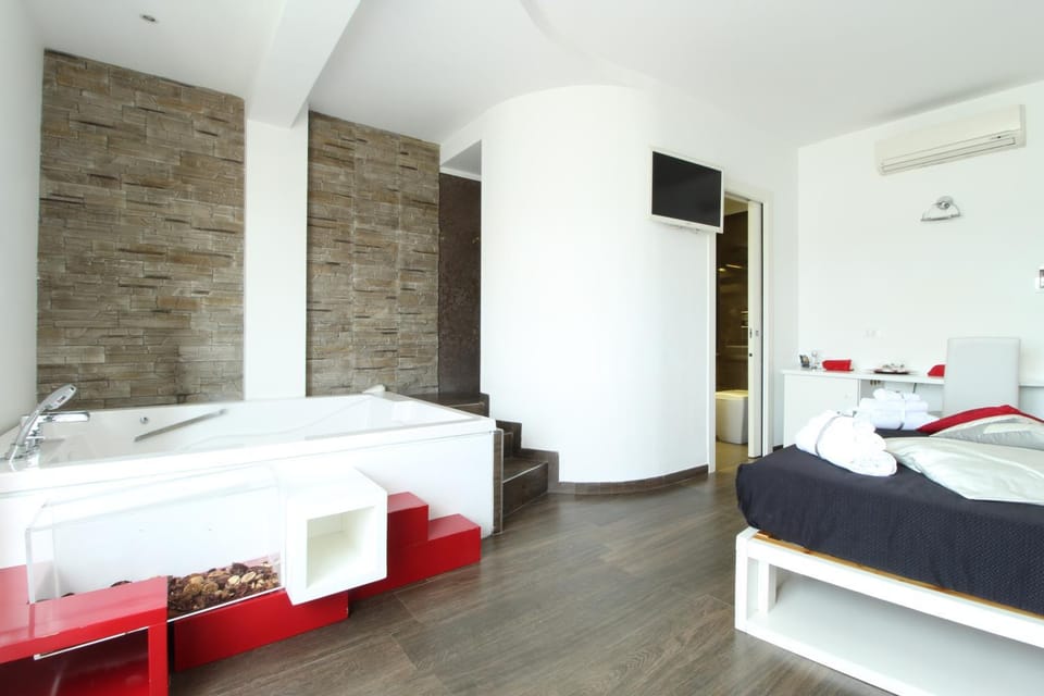 Bed, Hot Tub, Bedroom