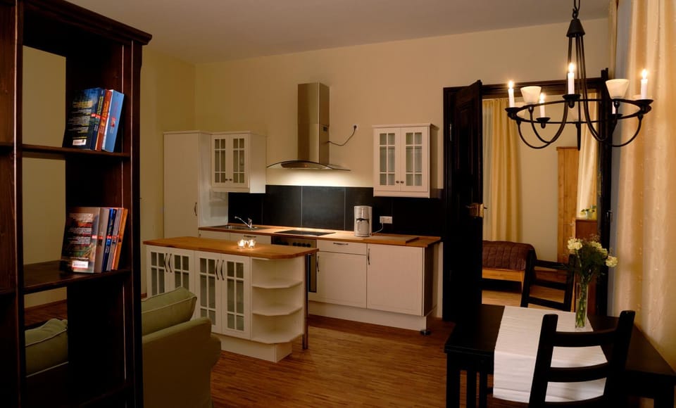 Kitchen or kitchenette, Dining area