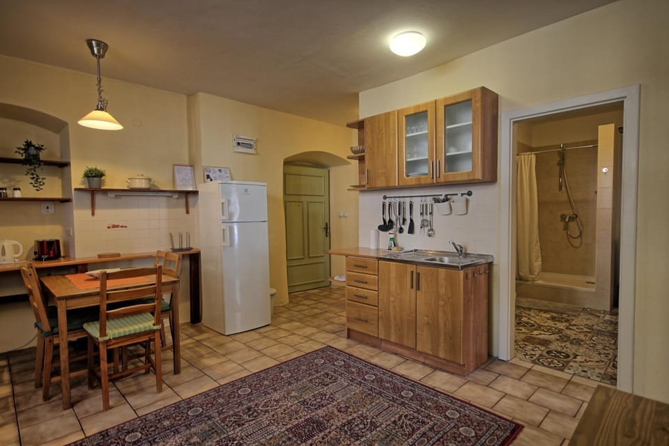 Shower, Bathroom, TV and multimedia, Living room, stove, kitchen