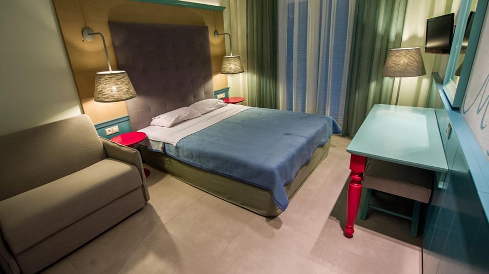 Photo of the whole room, Bedroom