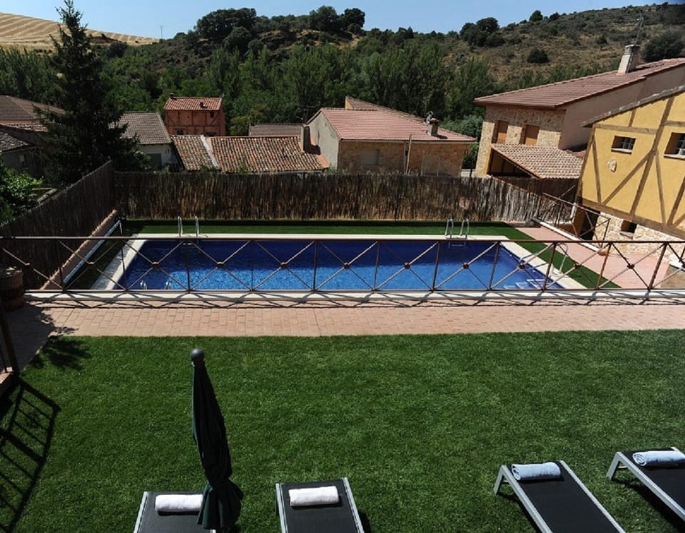Day, Pool view