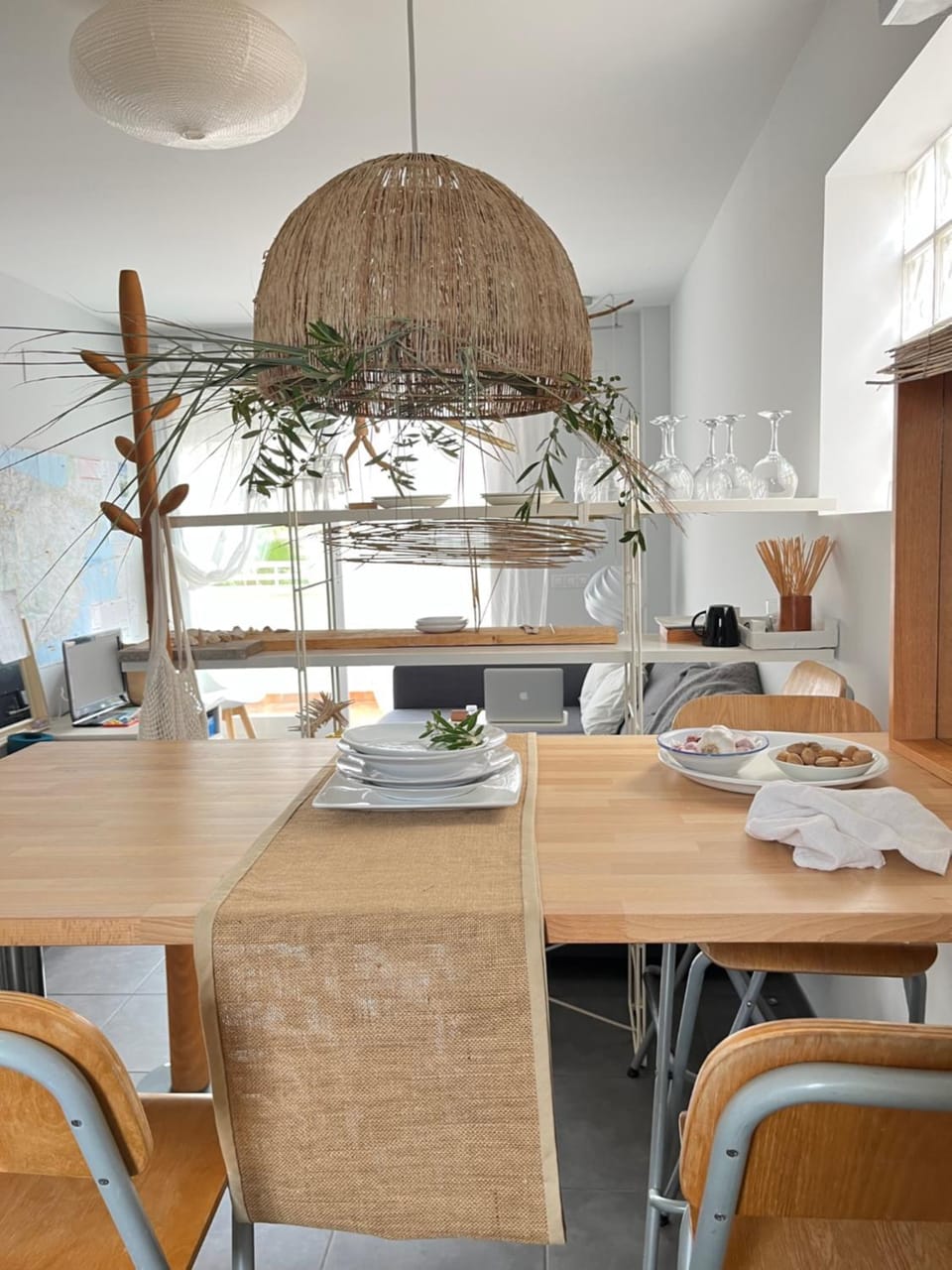 Kitchen or kitchenette, Living room, Seating area, Dining area