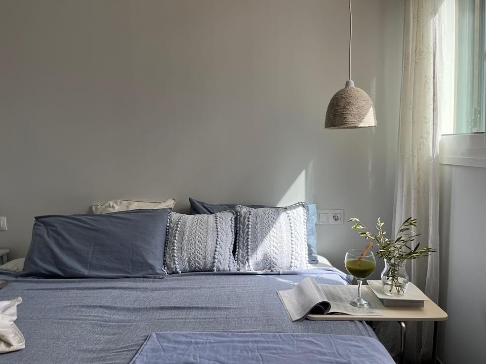 Property building, Bedroom, Breakfast