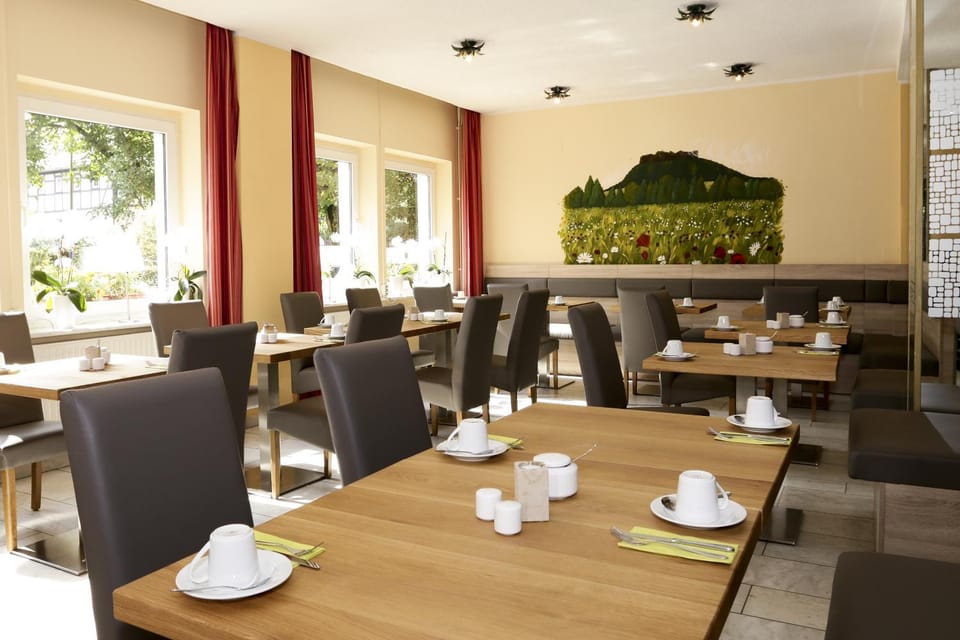 Restaurant/places to eat, Day, Coffee/tea facilities