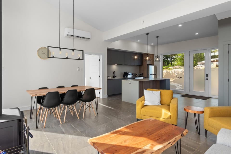 Kitchen or kitchenette, Living room, Seating area, oven