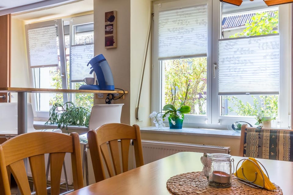 Coffee/tea facilities, Kitchen or kitchenette, Dining area