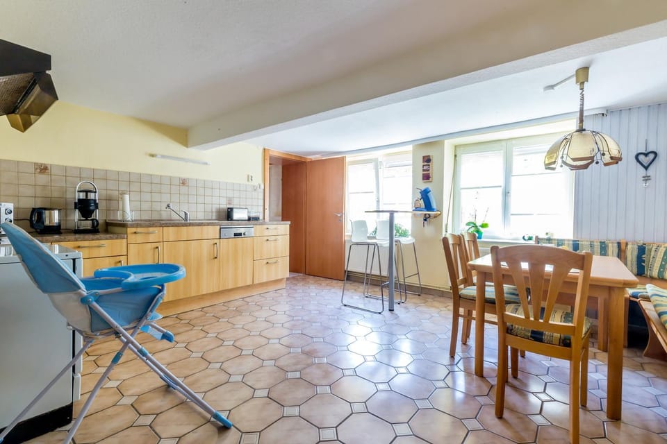 Coffee/tea facilities, Kitchen or kitchenette, Dining area