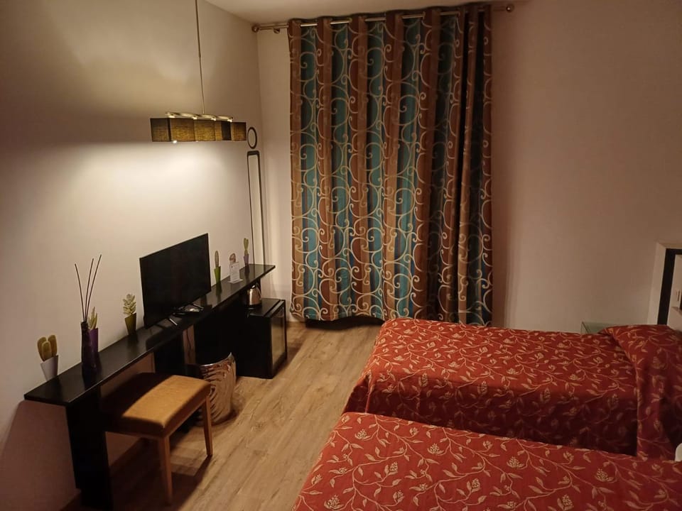 TV and multimedia, Photo of the whole room, Bedroom