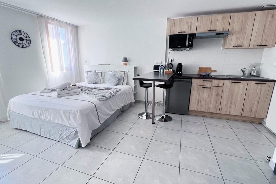 Kitchen or kitchenette, Dining area, Bedroom