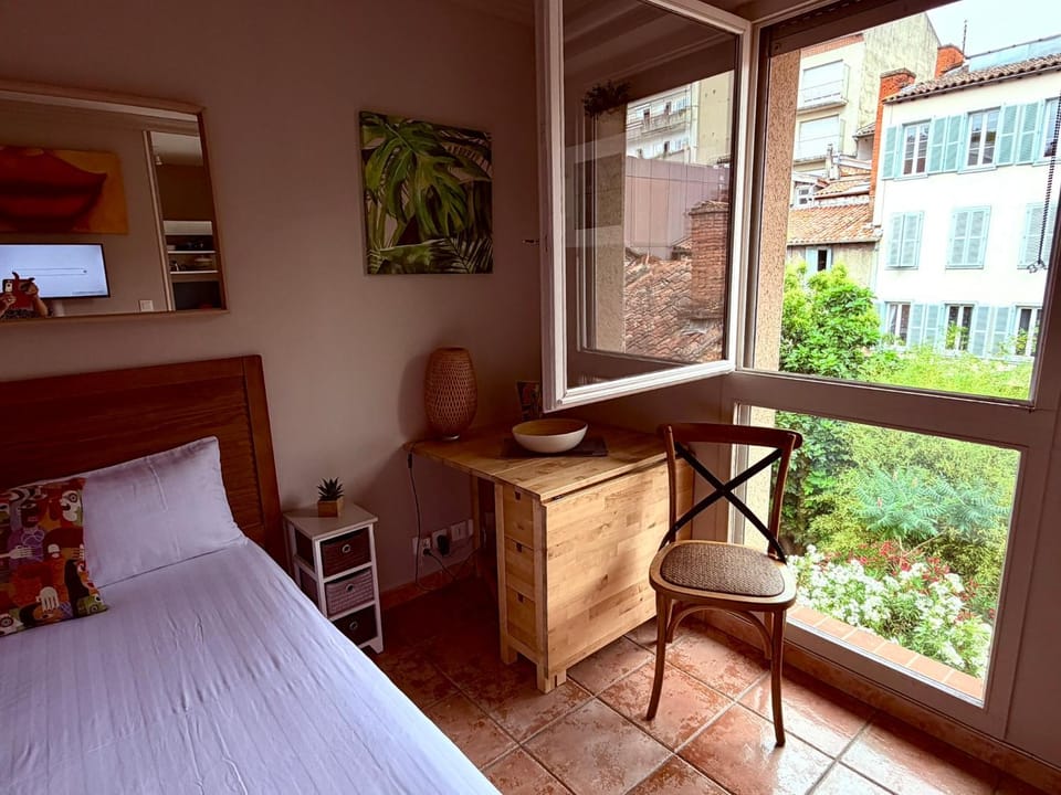 TV and multimedia, Photo of the whole room, Bedroom, air conditioner, air conditioner