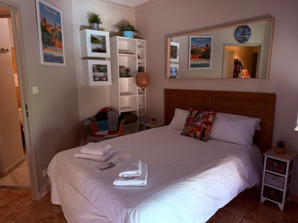 Photo of the whole room, Bedroom