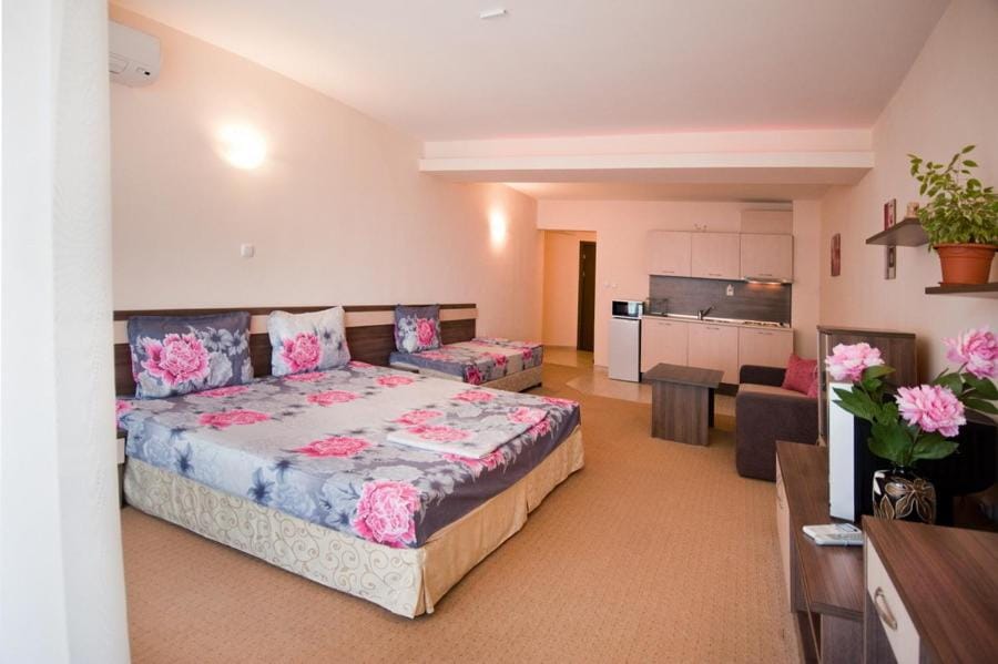 Bed, Living room, Photo of the whole room, Seating area, Bedroom, towels
