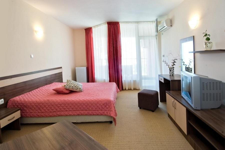 Bed, TV and multimedia, Photo of the whole room, Seating area, Bedroom, air conditioner