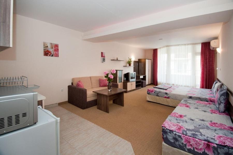 Bed, TV and multimedia, Kitchen or kitchenette, Living room, Seating area, Bedroom