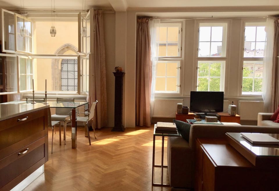 Communal lounge/ TV room, TV and multimedia, Living room, Seating area, Dining area