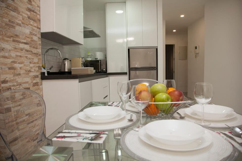 Kitchen or kitchenette, Dining area