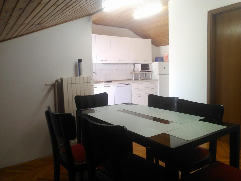 Kitchen or kitchenette, Dining area
