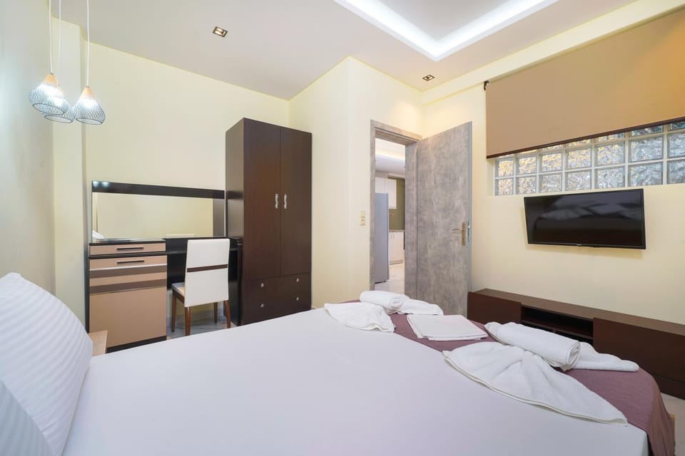 Bed, TV and multimedia, Bedroom