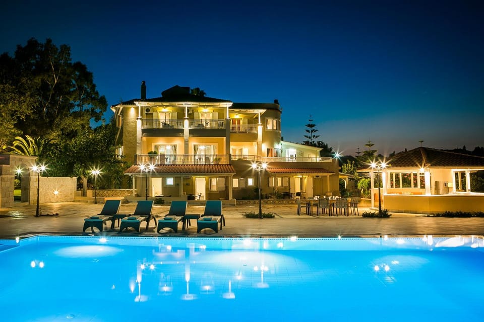 Property building, Restaurant/places to eat, Night, Pool view, Swimming pool, sunbed