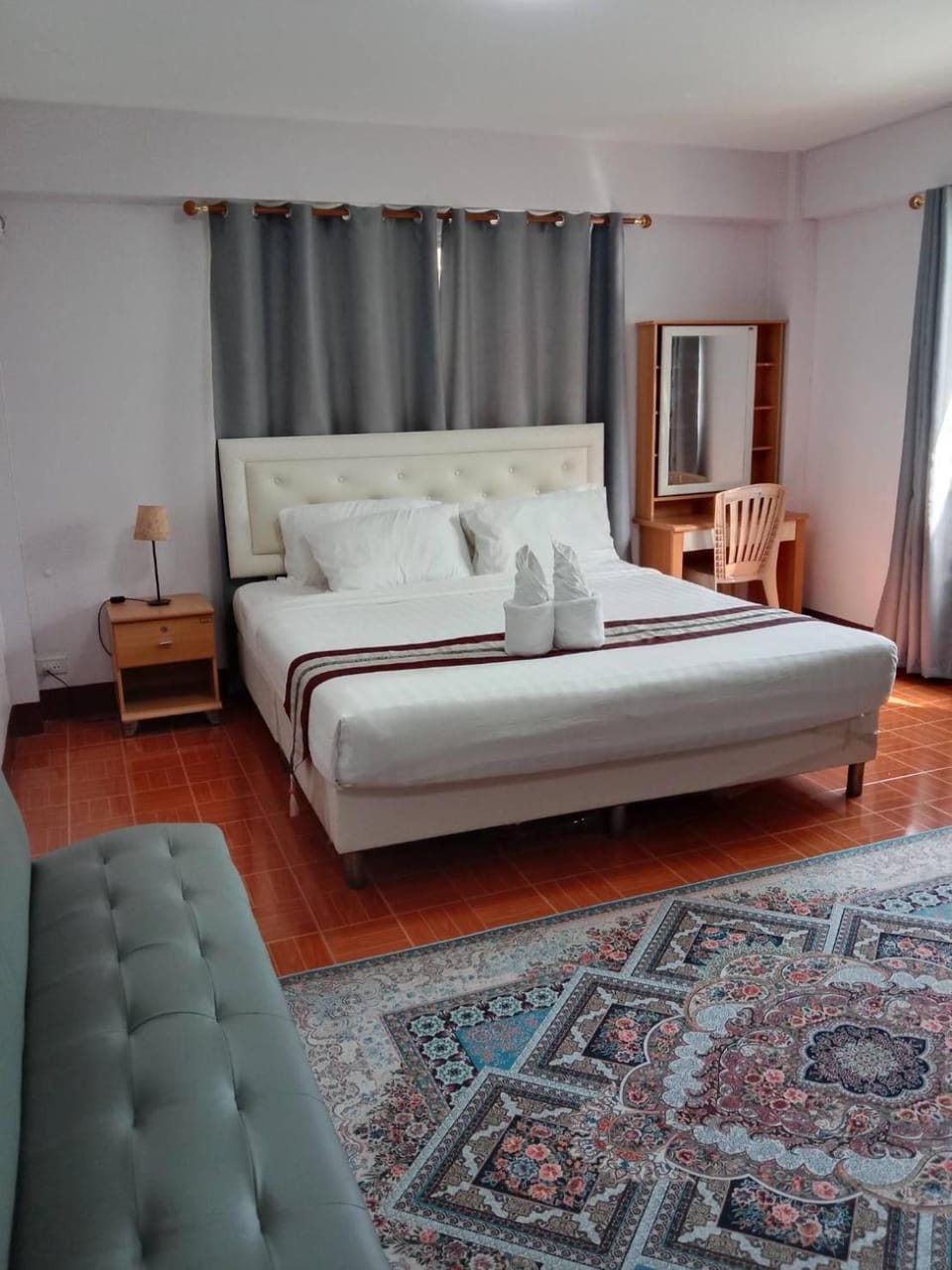 Bed, Seating area