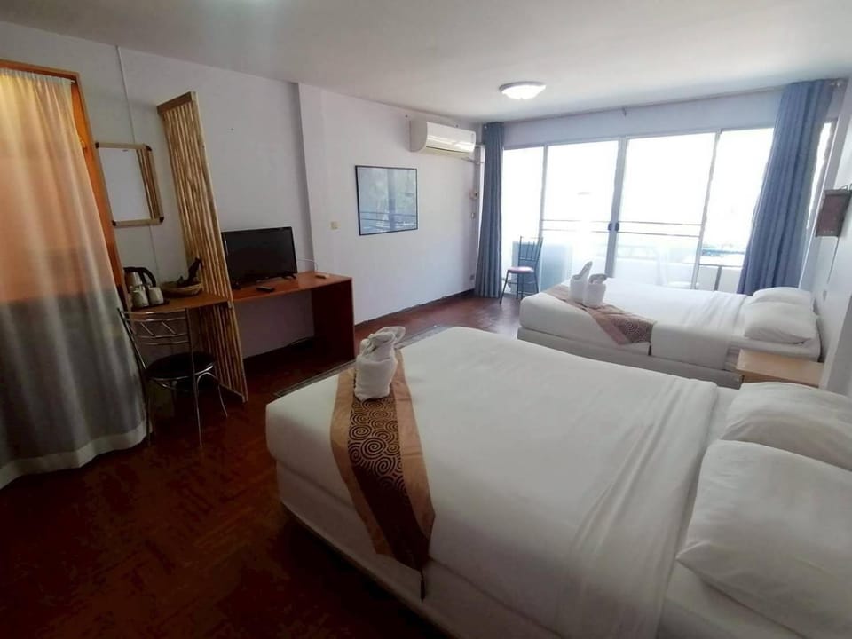 Beachfront Hotel Cha Am Bed and Breakfast in Thailand