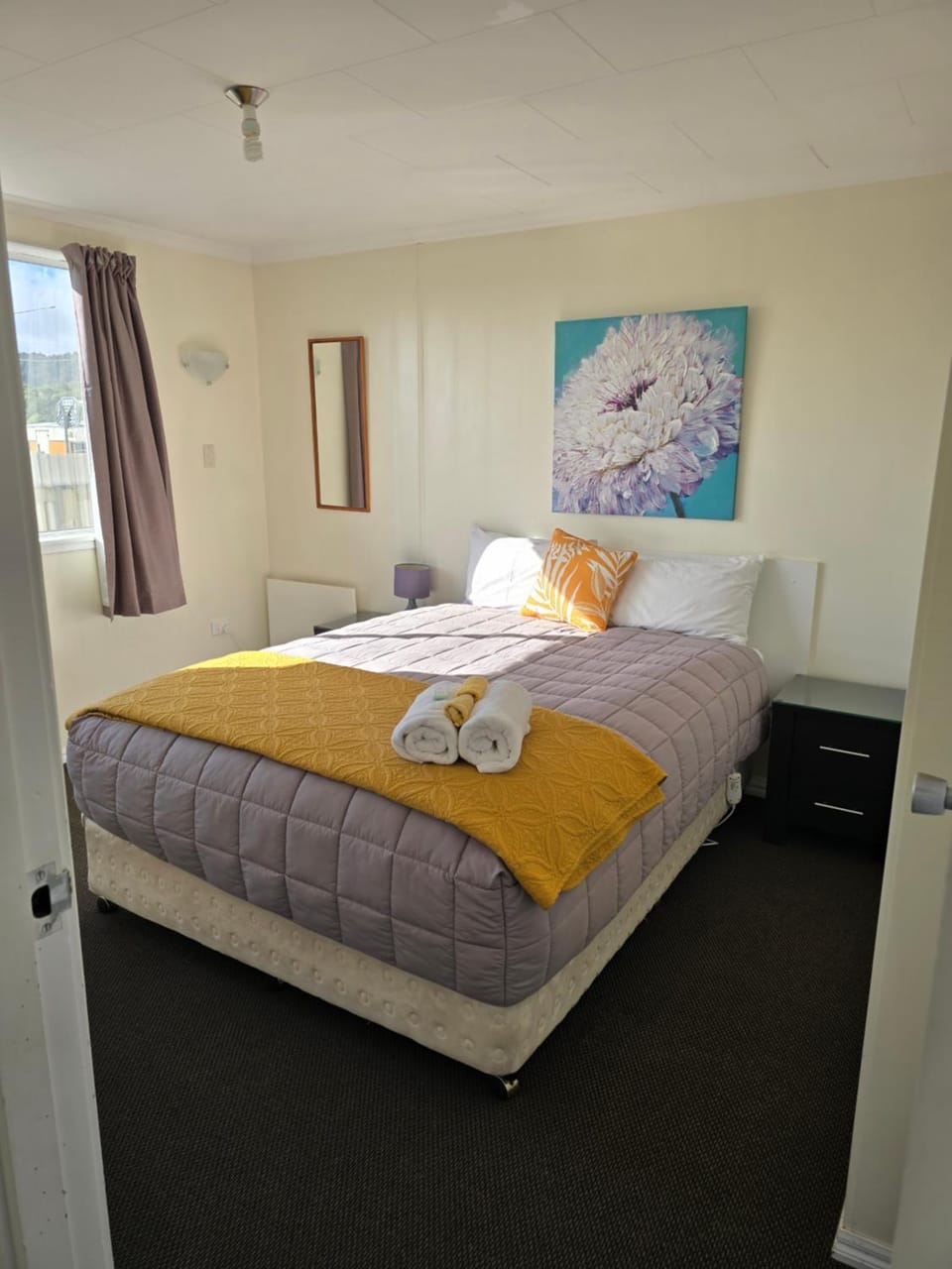 Bed, Bedroom, towels