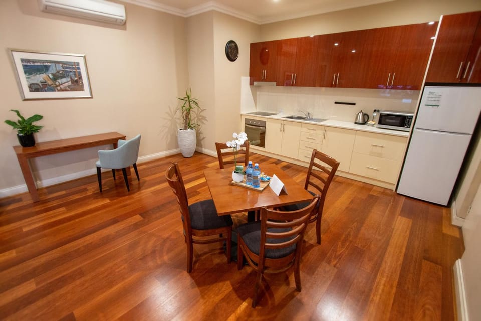 Kitchen or kitchenette, Dining area, minibar, pet friendly, stove