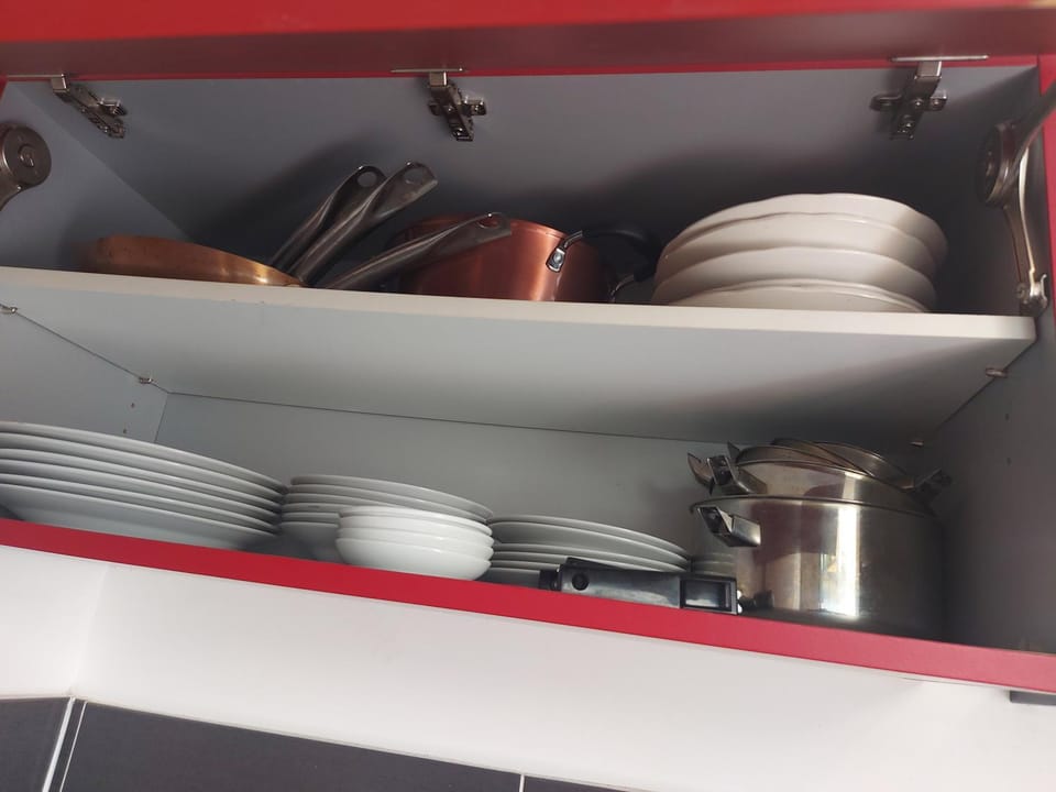 Kitchen or kitchenette, Food and drinks