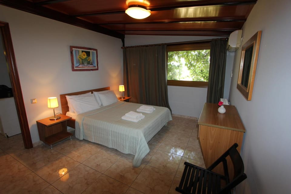 Bed, Photo of the whole room, Decorative detail, Bedroom