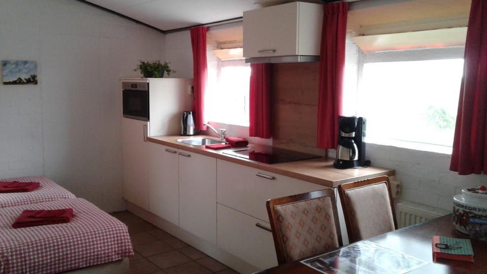 Coffee/tea facilities, Kitchen or kitchenette, Photo of the whole room, Dining area