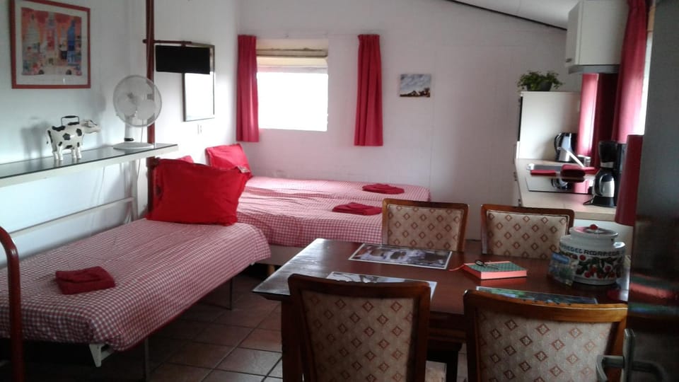 Bed, Living room, Photo of the whole room, Seating area, Dining area, Bedroom