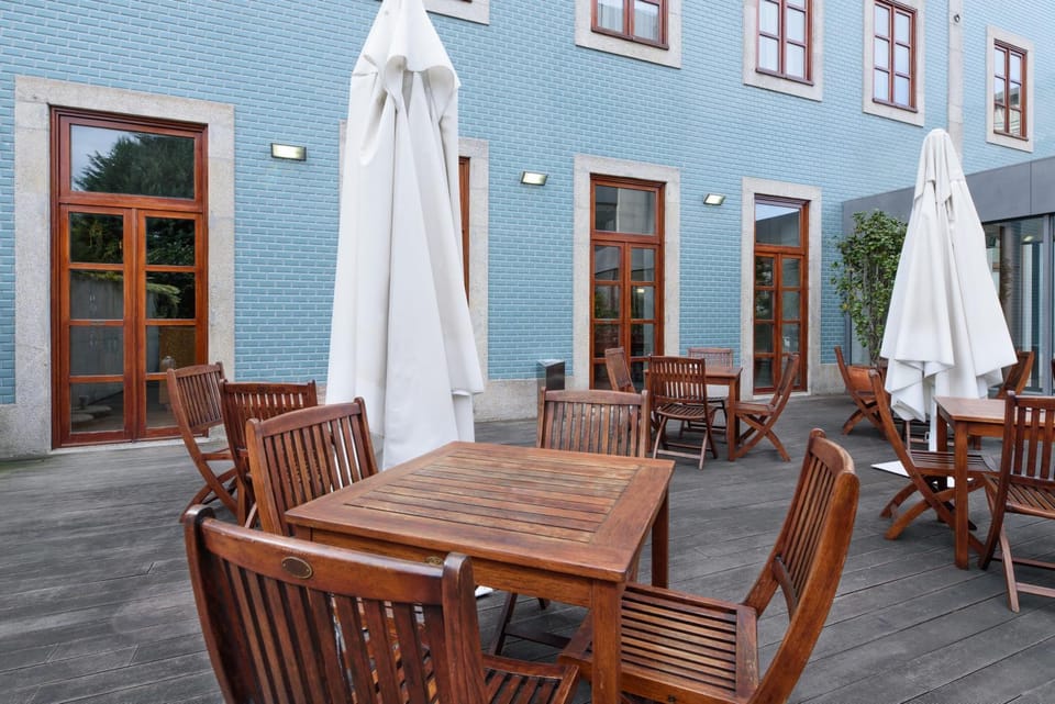 Property building, Balcony/Terrace, Decorative detail