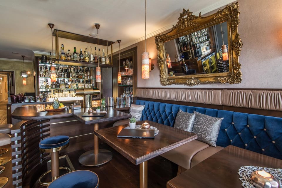 Restaurant/places to eat, Lounge or bar