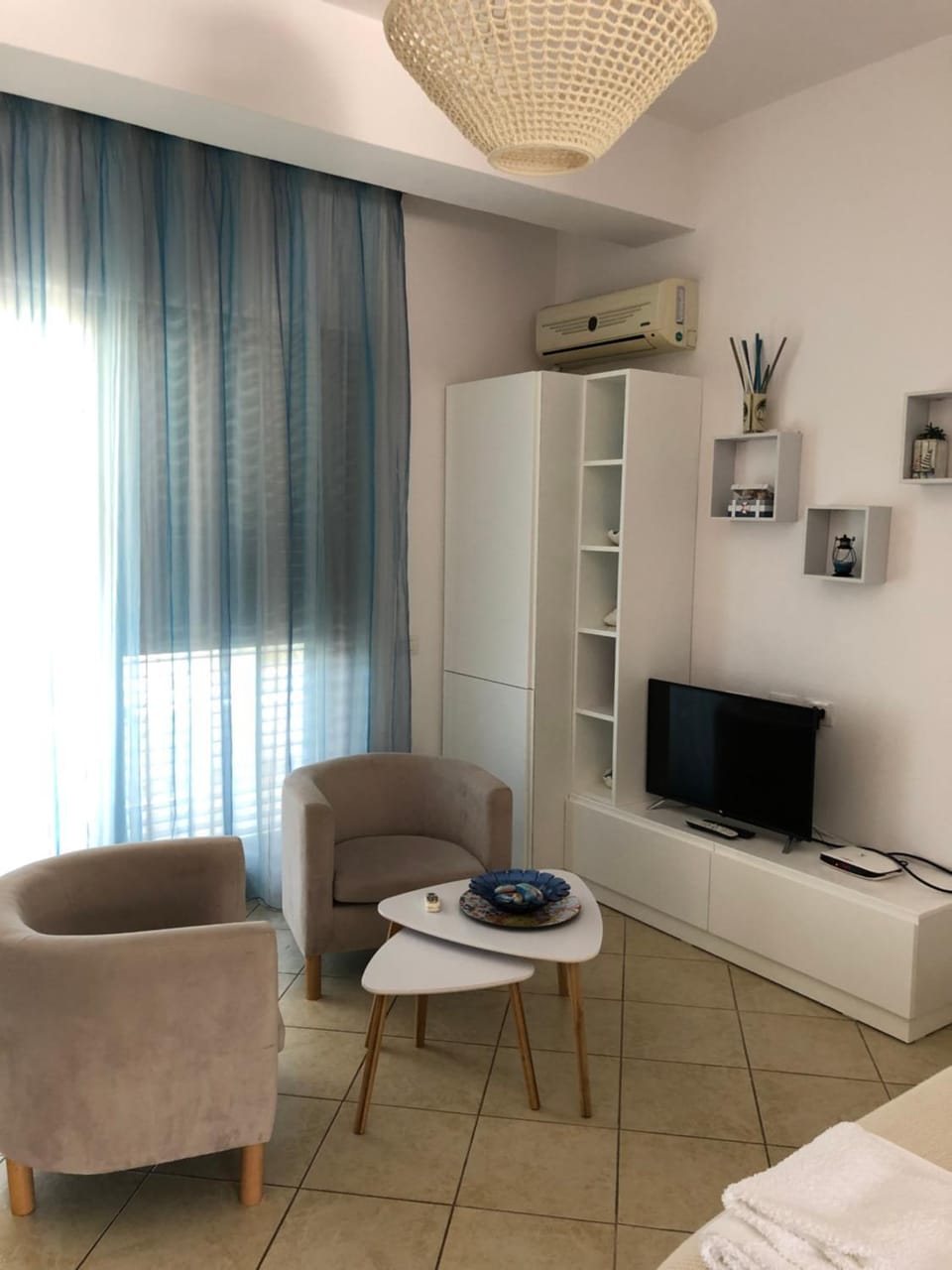 Communal lounge/ TV room, Day, TV and multimedia, Living room, Seating area