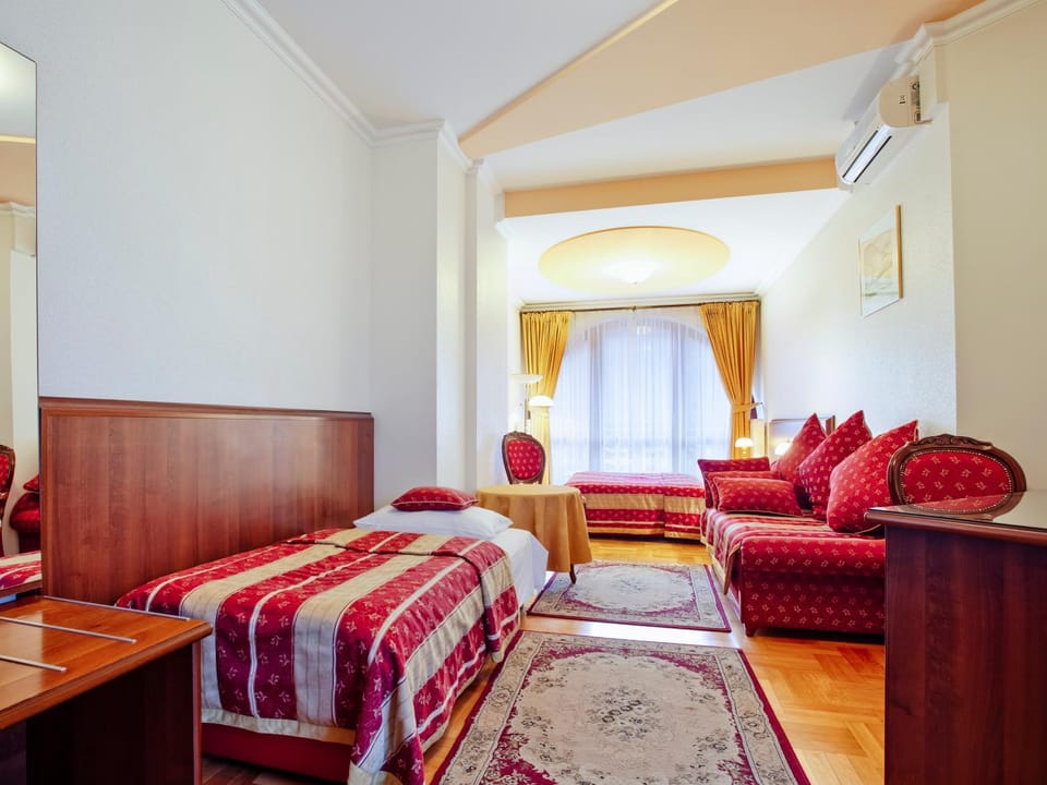 Bed, View (from property/room), Other, Photo of the whole room, Decorative detail, Seating area, Bedroom, On site, Area and facilities