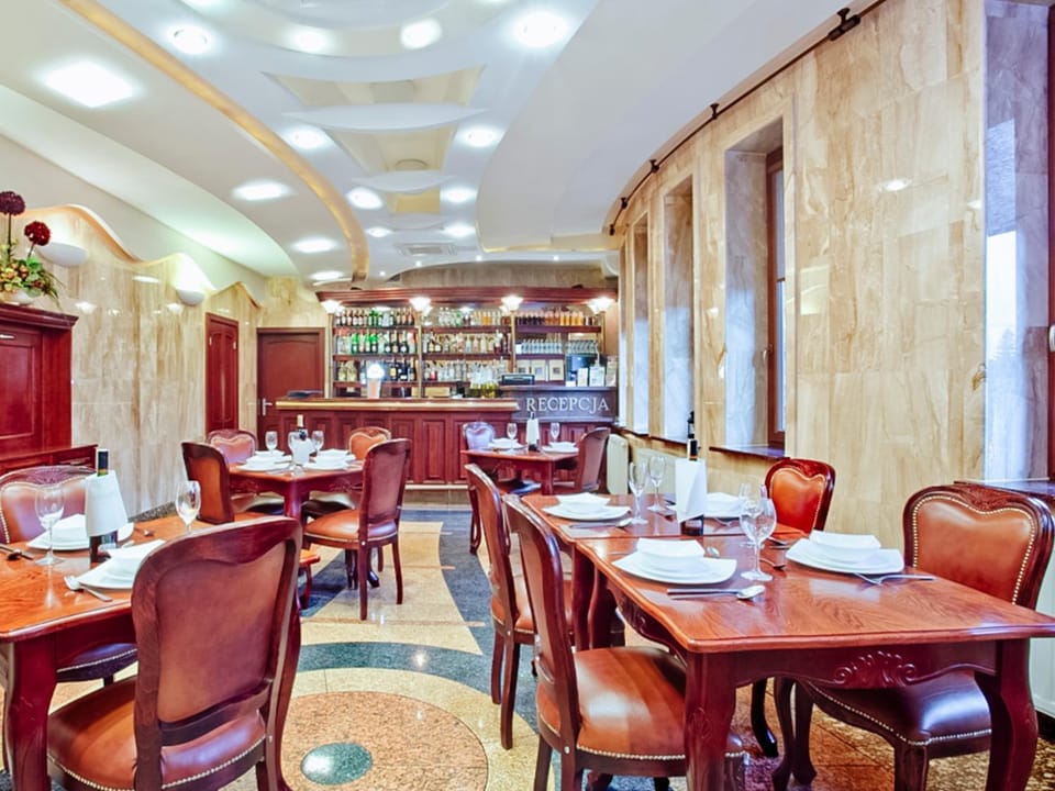 Restaurant/places to eat, Lounge or bar, Food