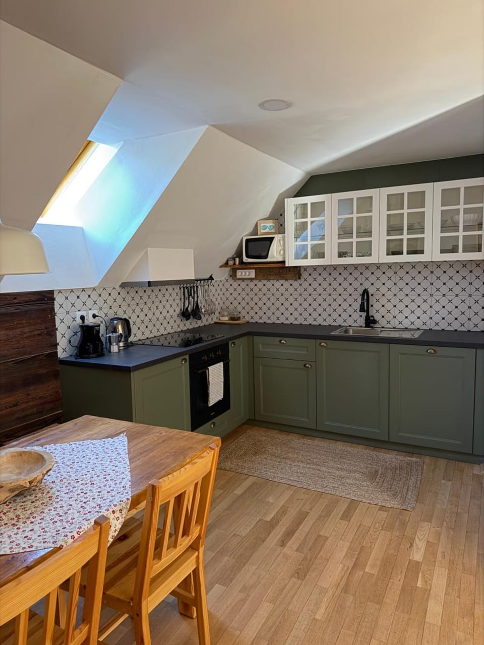 Kitchen or kitchenette, Dining area