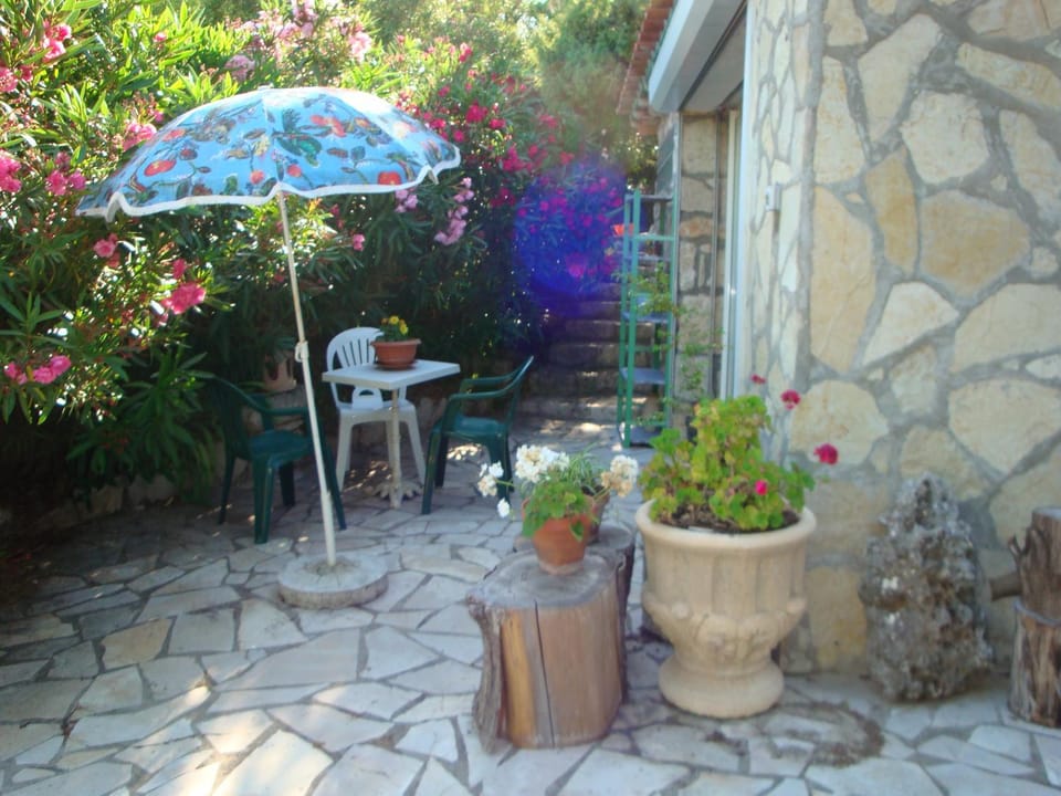 Leucate,dans la verdure,studio caverne en pierre dans propriété sécurisée Apartment in Leucate