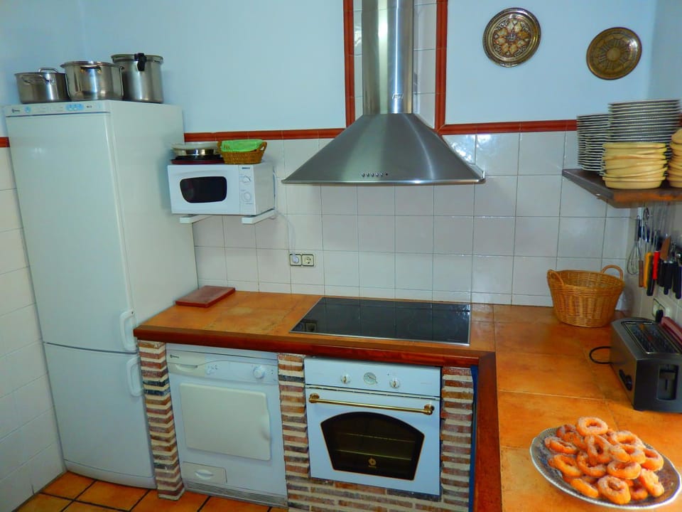 Kitchen or kitchenette, Food and drinks, oven, stove