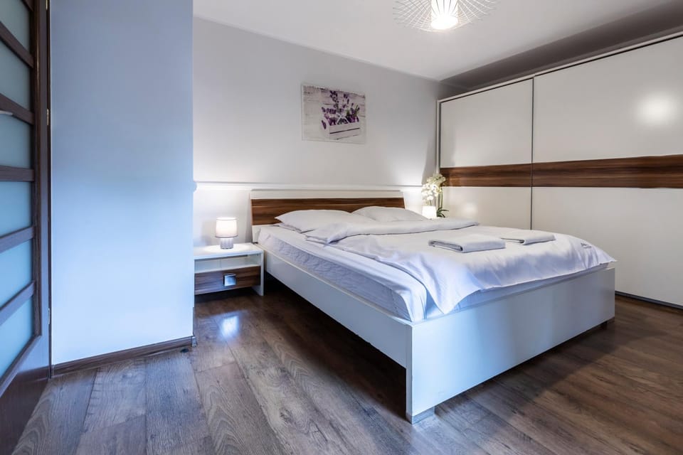 Bed, Bedroom, towels