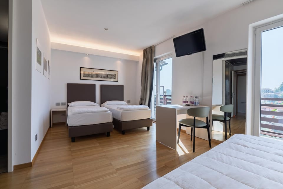 Bed, View (from property/room), Balcony/Terrace, Photo of the whole room, Bedroom