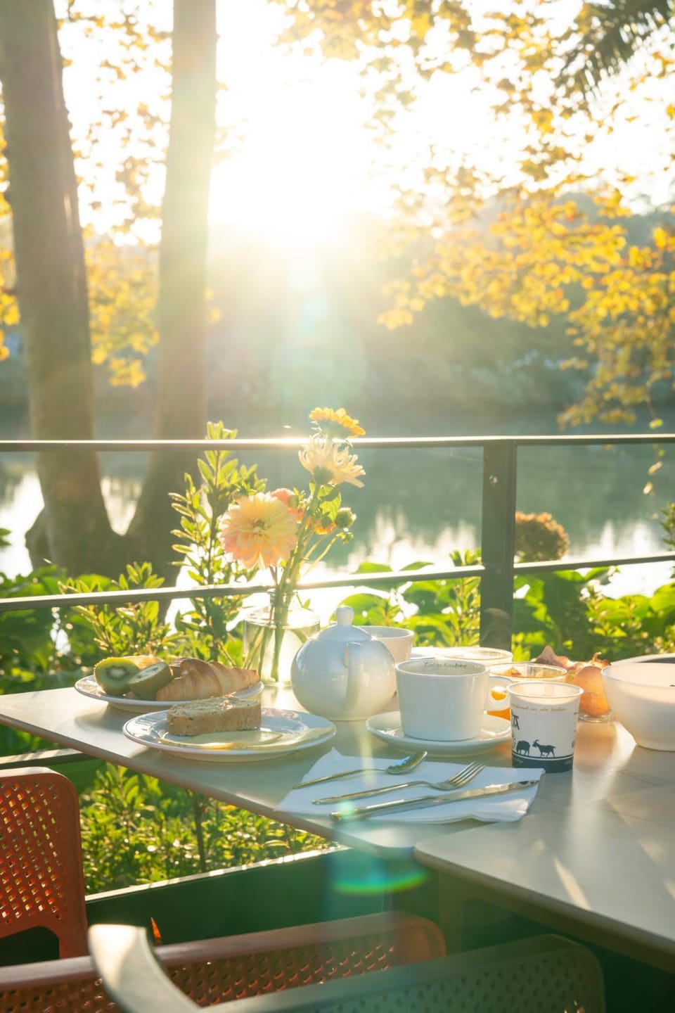 Restaurant/places to eat, River view, Breakfast