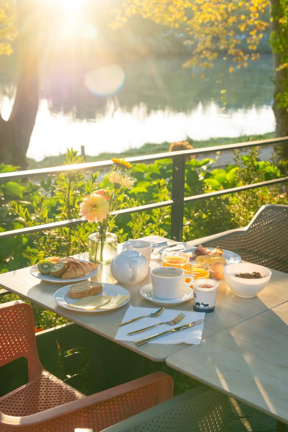 Restaurant/places to eat, River view, Breakfast