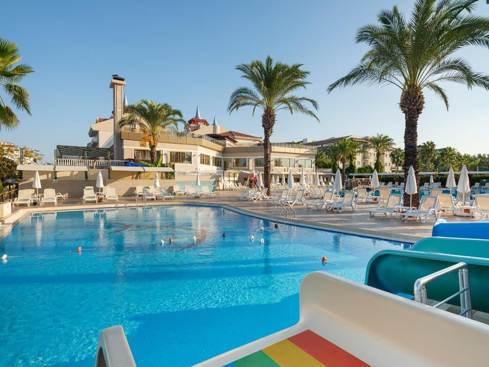Property building, Swimming pool, sunbed